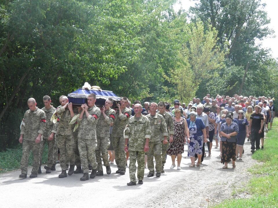 "Смотри в глаза матерям, враг!" Под Винницей похоронили погибшего на Донбассе морпеха
