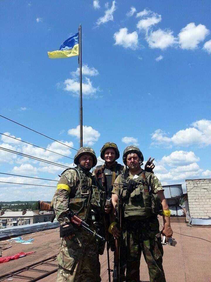 Украинские бойцы, водрузившие флаг над Славянском (слева направо): Влад Волошин, Василий Ковальчук, Иван Журавлев