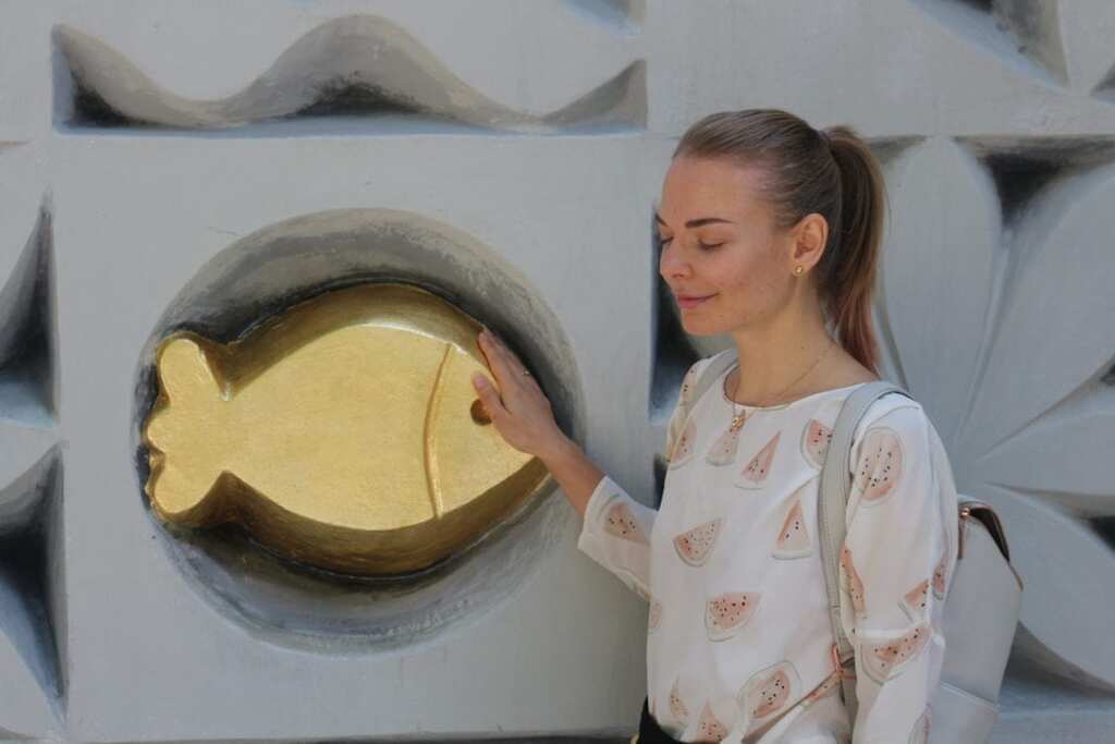 Золота рибка на стіні виконує бажання