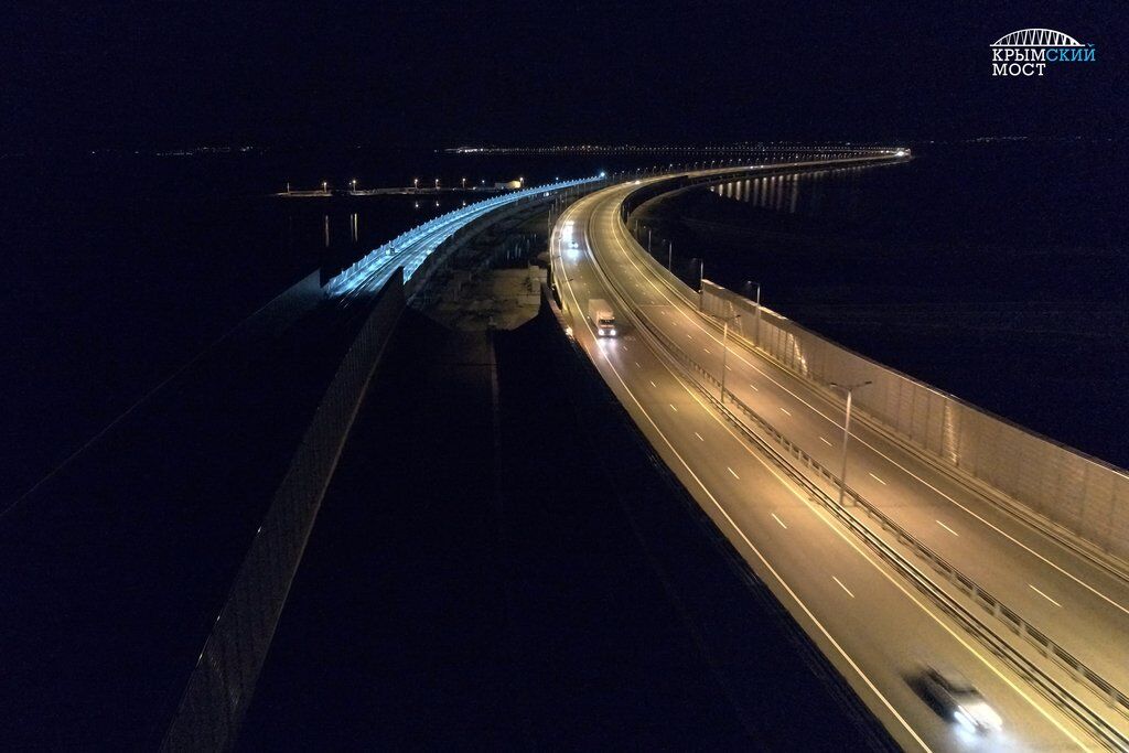 Строители протестировали систему освещения железнодорожной части на Крымском мосту