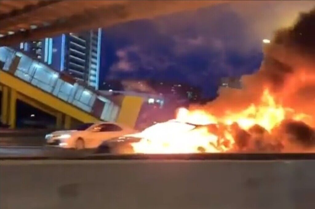 Кадр из видео аварии, в которую попала Tesla на МКАД