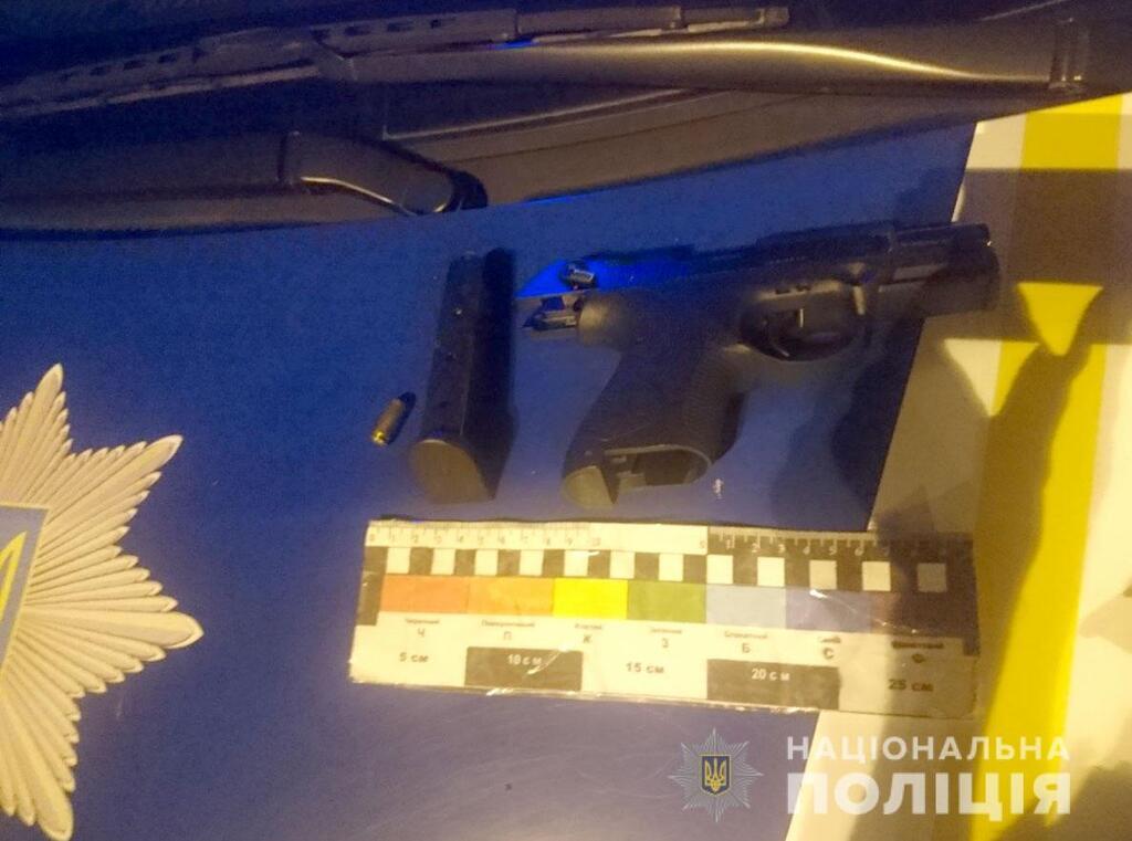 Полиция нашла на месте преступления пистолет и гильзы