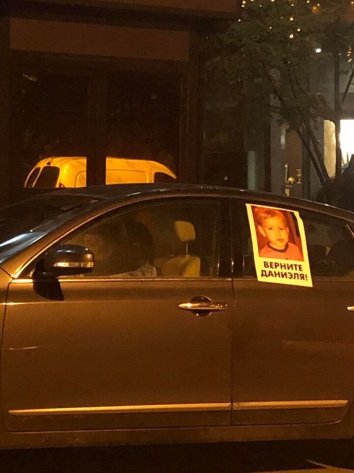 Анастасия ночевала в машине у посольства