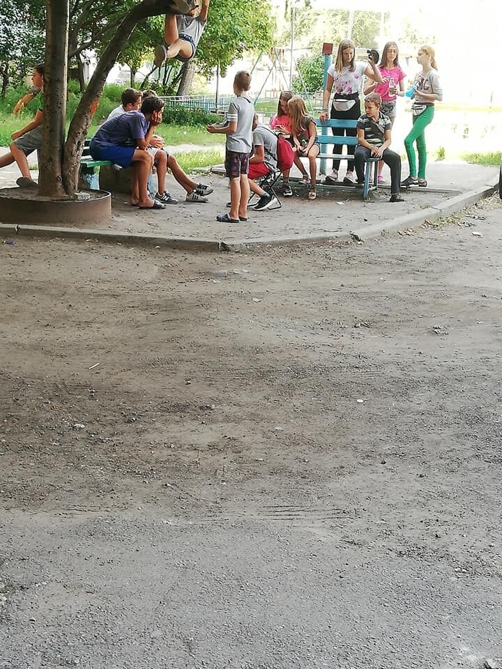 Подростки напали на женщину