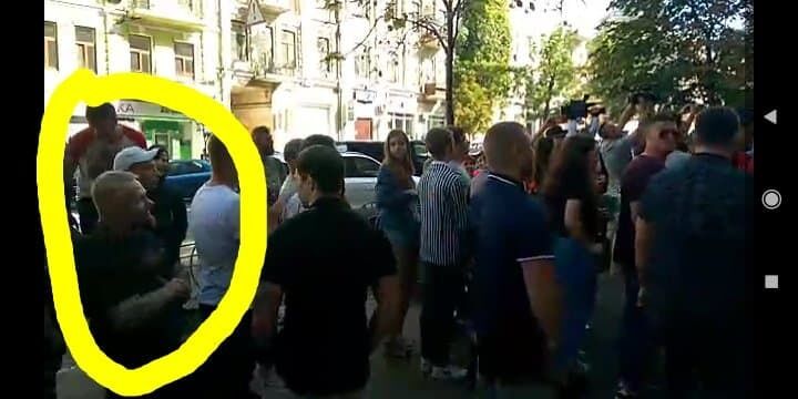 Подозрительные активисты на акции против Порошенко