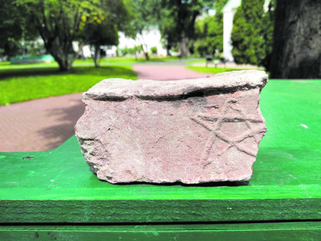 Символ пятиконечной звезды на камне, найденном у стен Софии Киевской