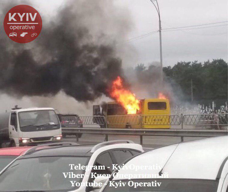 Это не первый пожар маршрутного автобуса возле станции метро "Лесная"