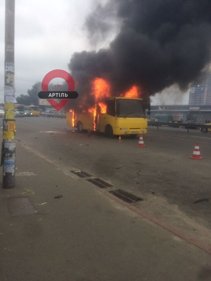 У Києві спалахнула маршрутка