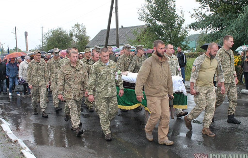 На похорон приехали побратимы воина