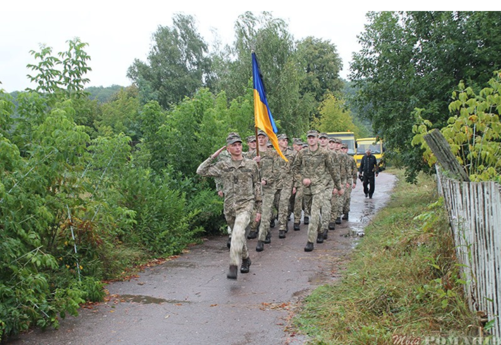 Військові віддають данину пам'яті загиблому захисникові України
