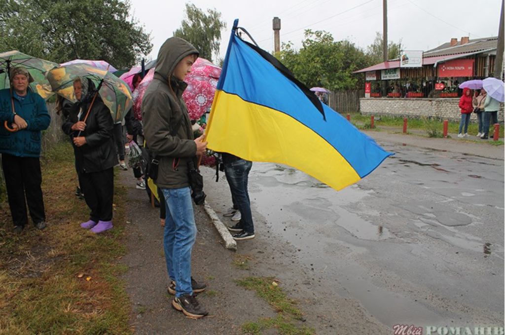 Люди прийшли провести воїна, незважаючи на дощ