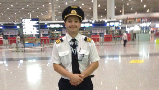 Пілот, який врятував літак в РФ, виявився героєм неймовірної любовної історії
