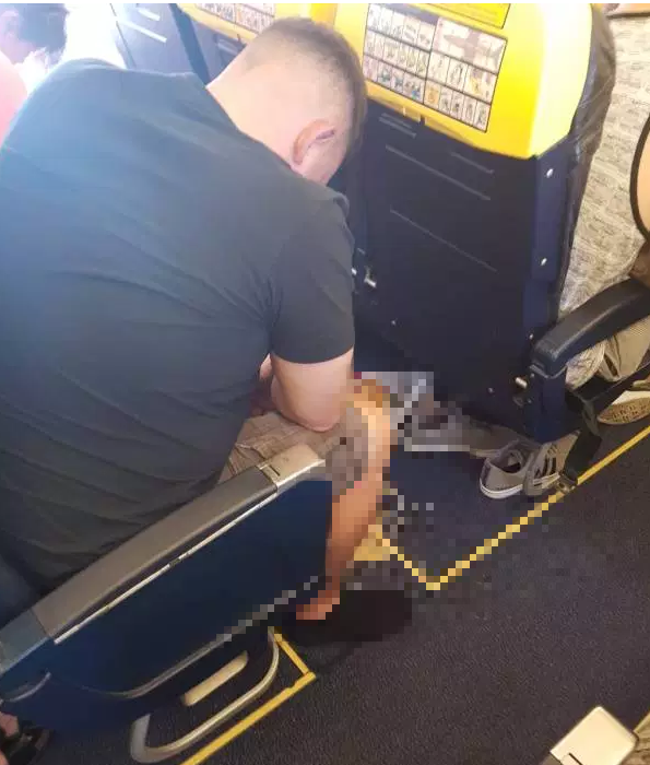 Пьяный турист заблевал самолет