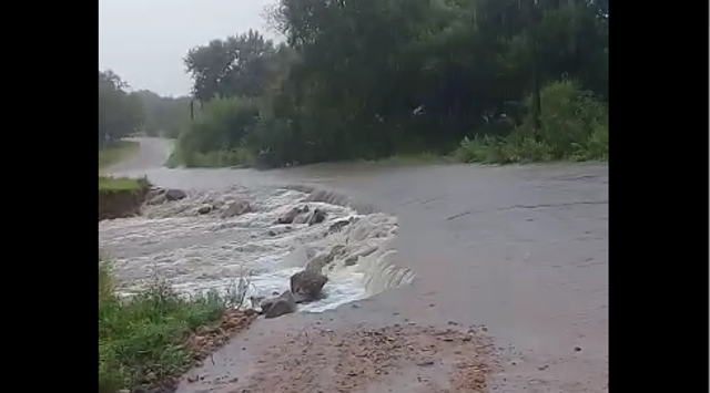 Росію вдарив тайфун "Кроса": ціле місто пішло під воду. Фото і відео стихії