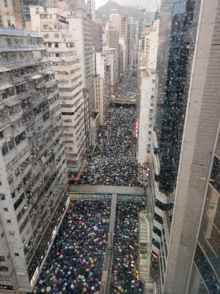 В Гонконге на улицы вышли сотни тысяч протестующих. Впечатляющие фото и видео