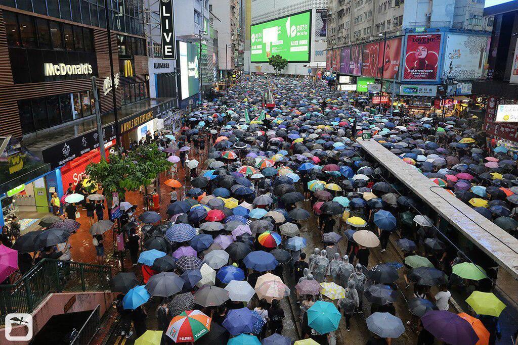 У Гонконзі на вулиці вийшли сотні тисяч протестувальників. Вражаючі фото і відео