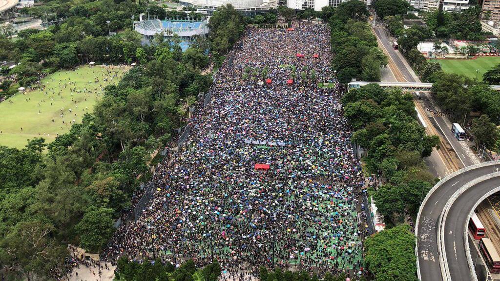 У Гонконзі на вулиці вийшли сотні тисяч протестувальників. Вражаючі фото і відео
