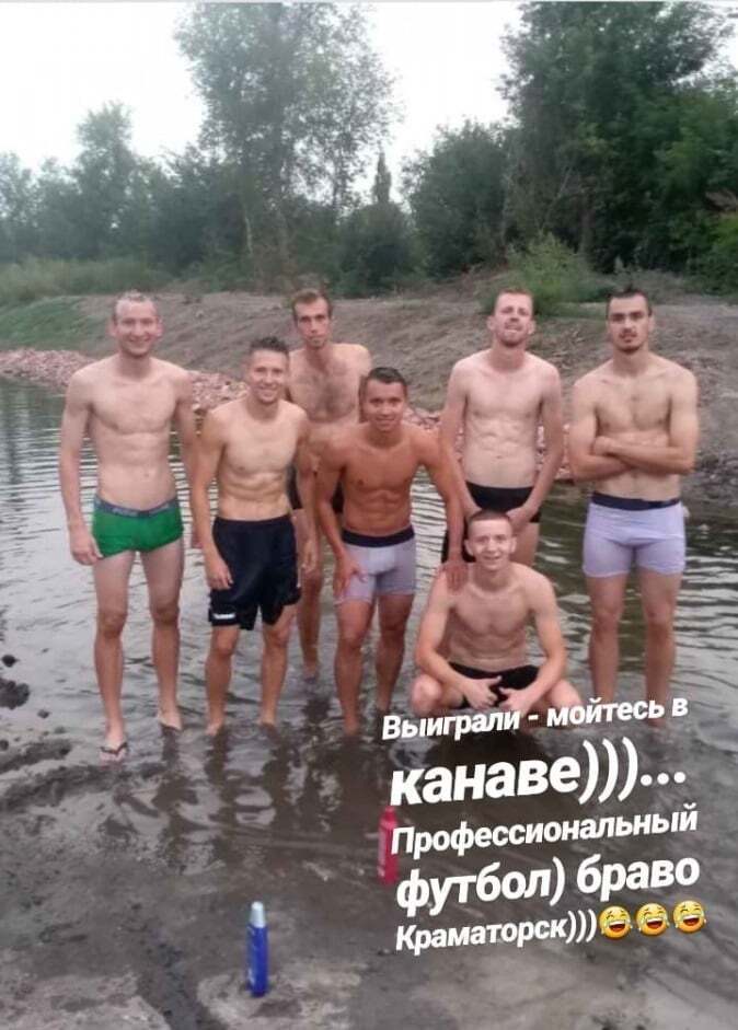Украинским футболистам после матча пришлось мыться в канаве - фотофакт