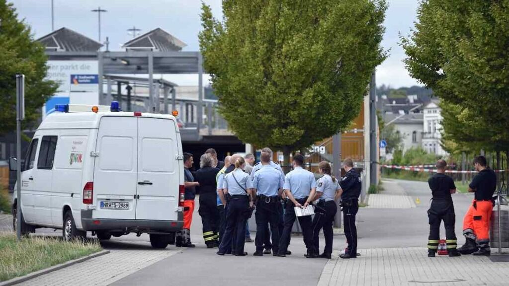 2-месячный малыш чудом выжил: в Германии на вокзале устроили кровавую резню