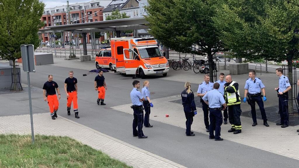 2-месячный малыш чудом выжил: в Германии на вокзале устроили кровавую резню