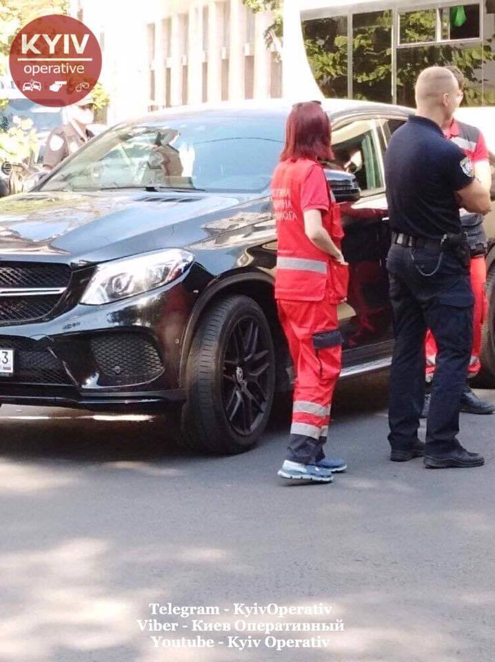 В Киеве водитель Mercedes отрубился на ходу