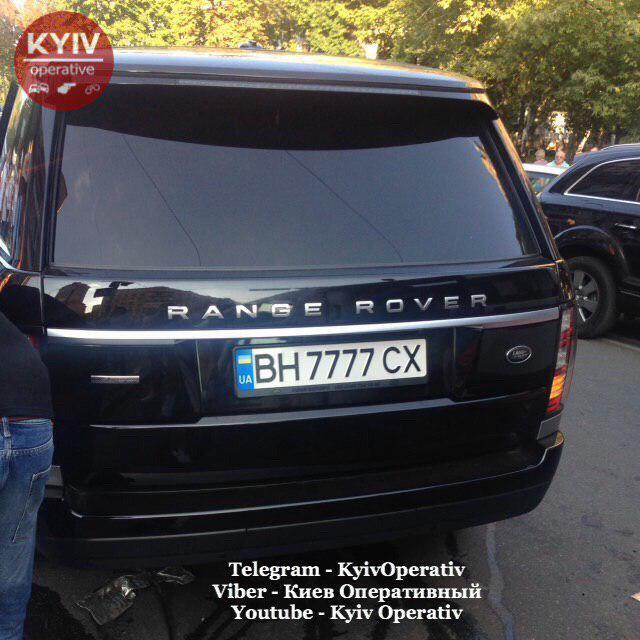 В Киеве Range Rover столкнулся с Tesla