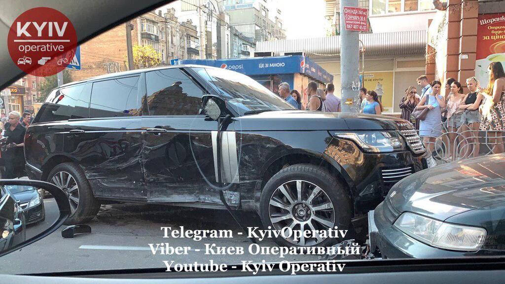У Києві Range Rover зіткнувся з Tesla
