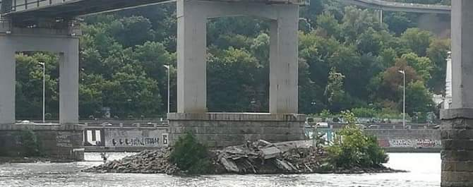 В Киеве в Днепр обрушился бетонный мост