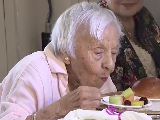 Сестрам 102 и 107 лет: долгожительницы раскрыли свой необычный секрет