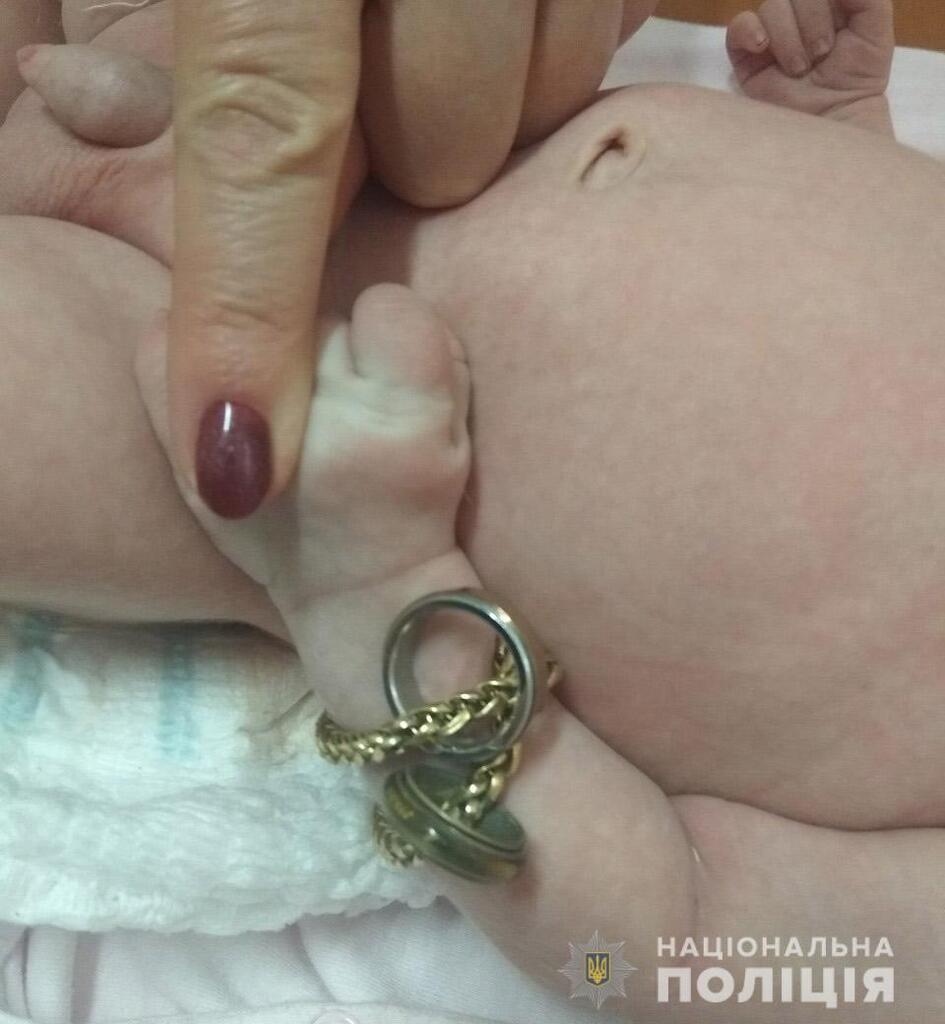 К руке малыша привязаны обручальные кольца