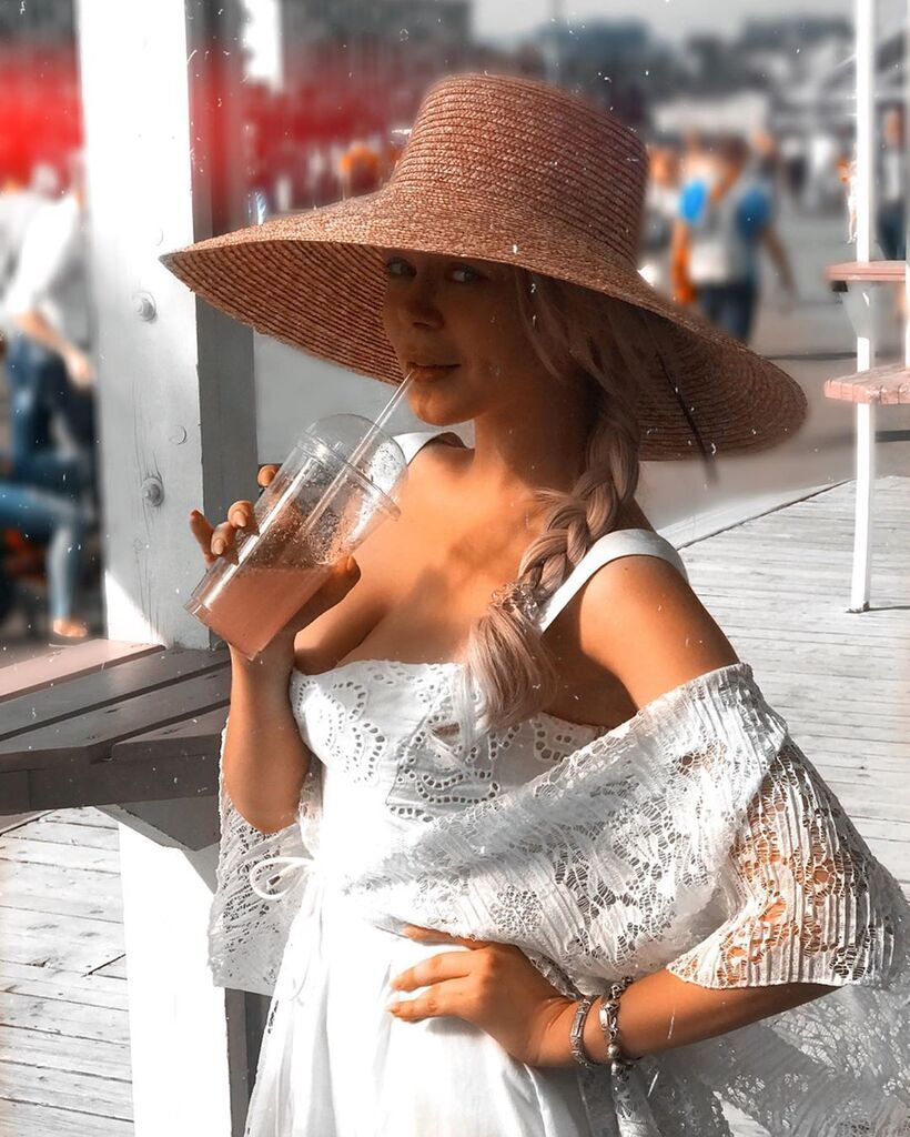 Гросу сверкнула пышным бюстом в платье