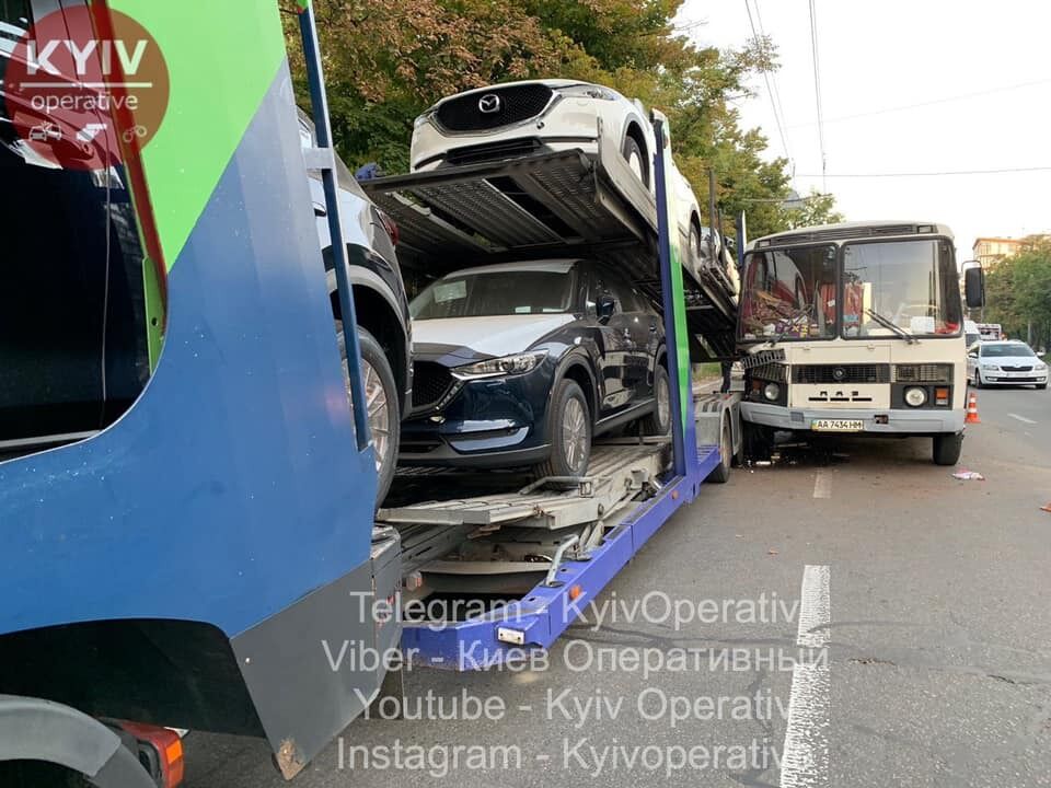 В Киеве водителю стало плохо и он влетел в автовоз