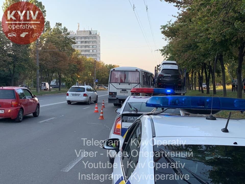 В Киеве произошла ДТП с автовозом и автобусом