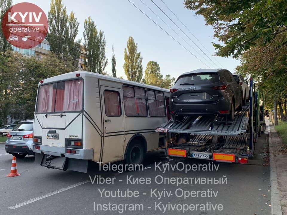 У Києві автобус влетів у автовоз із Mazda