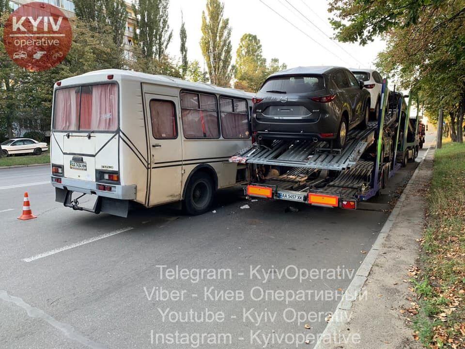 ДТП с автобусом и автовозом в Киеве