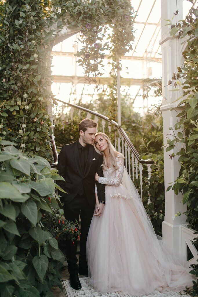 Самый популярный видеоблогер в мире женился: свадебные фото