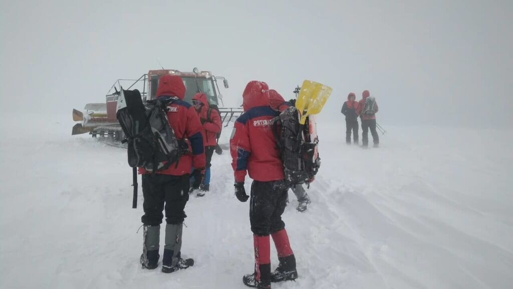 К работе в горах были привлечены десятки спасателей