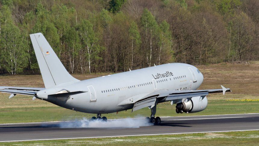 Військовий літак A310, на якому політик полетів до РФ