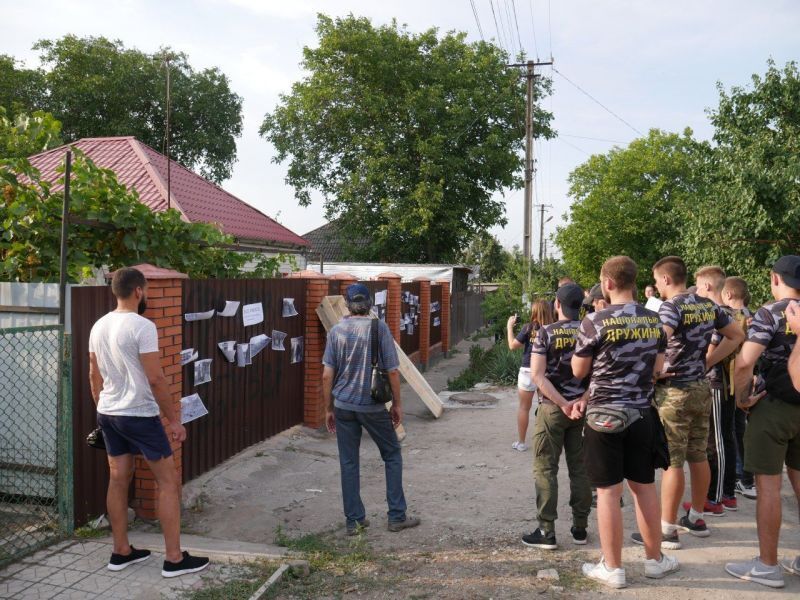 В Мариуполе подарили гроб освобожденному террористу