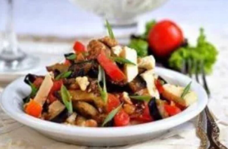 Рецепт смачного середземноморського салату з баклажанами