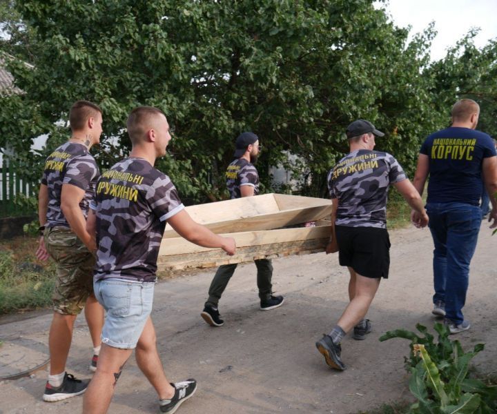 В Мариуполе принесли гроб Кирсанову