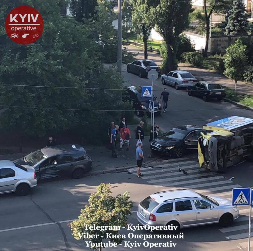 У Києві "не поділили дорогу" чотири авто