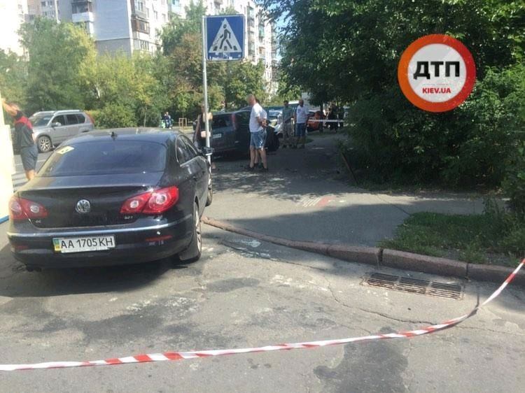 В Киеве "не поделили дорогу" четыре авто