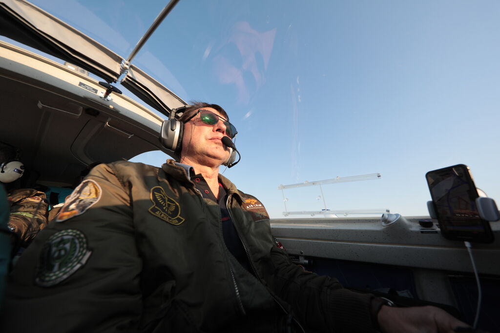 "Літак різко пішов униз": стало відомо про нові небезпечні пригоди Комарова