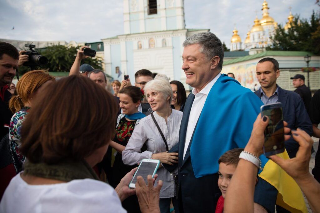 Порошенко на флешмобе ко Дню флага в Киеве