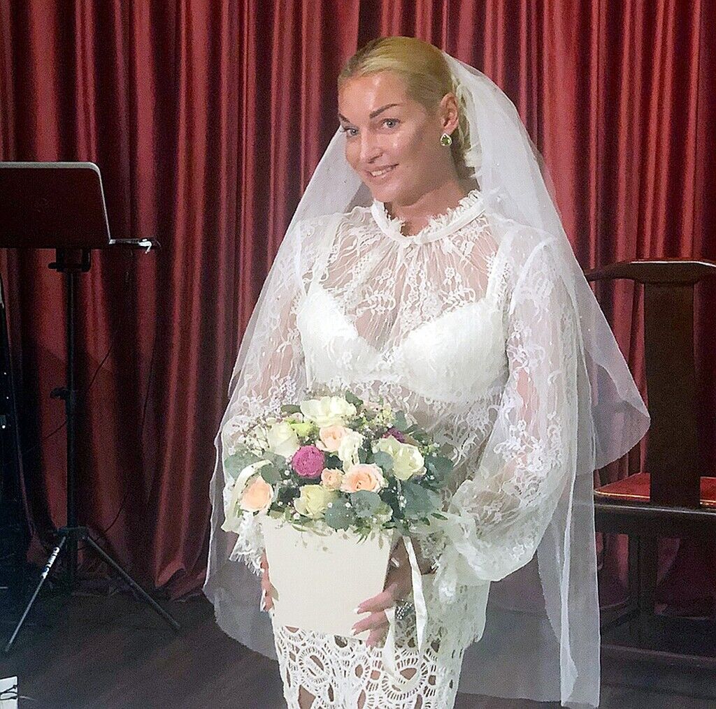 "Не виключаю, що буде весілля": Волочкова вийшла у світ в прозорому вбранні і фаті