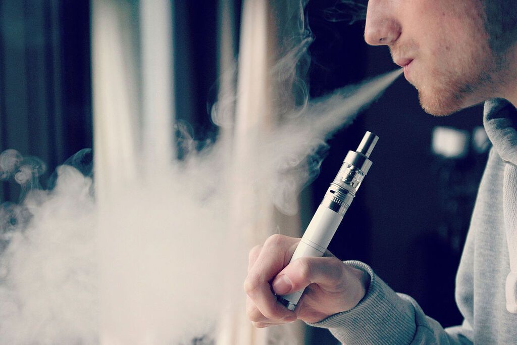 У США перший курець помер від електронних сигарет