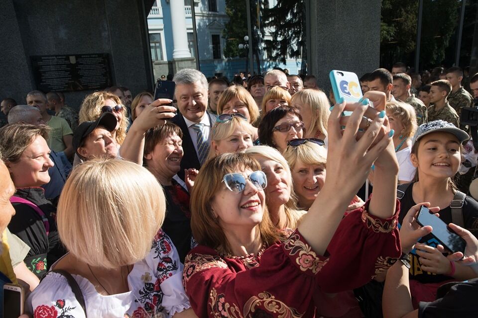 "Украина победит!" Порошенко поздравил страну с Днем независимости