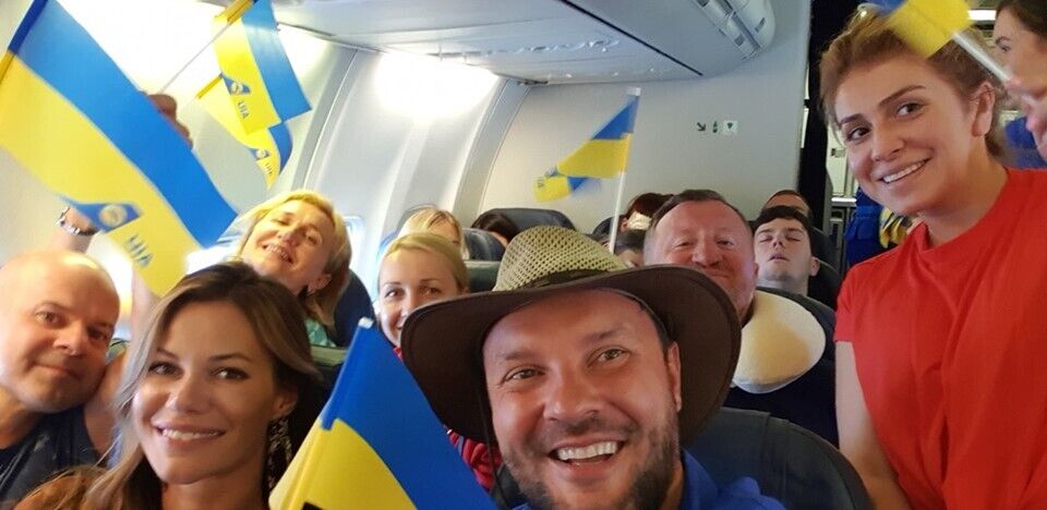Стюардессы МАУ оригинально поздравили украинцев с Днем независимости: сеть в восторге