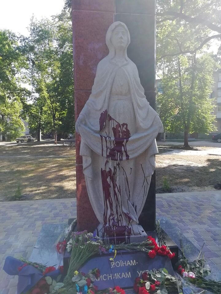 На Житомирщине изуродовали новый памятник воинам